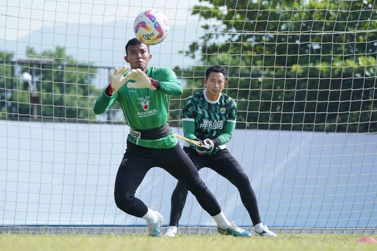 Persib, Persib Bandung, I Made Wirawan, Luizinho Passos, Mario Jozic, Super League 2025-2026, Ini Alasan Pelatih Kiper Persib Tak Pakai Sarung Tangan Saat Melatih