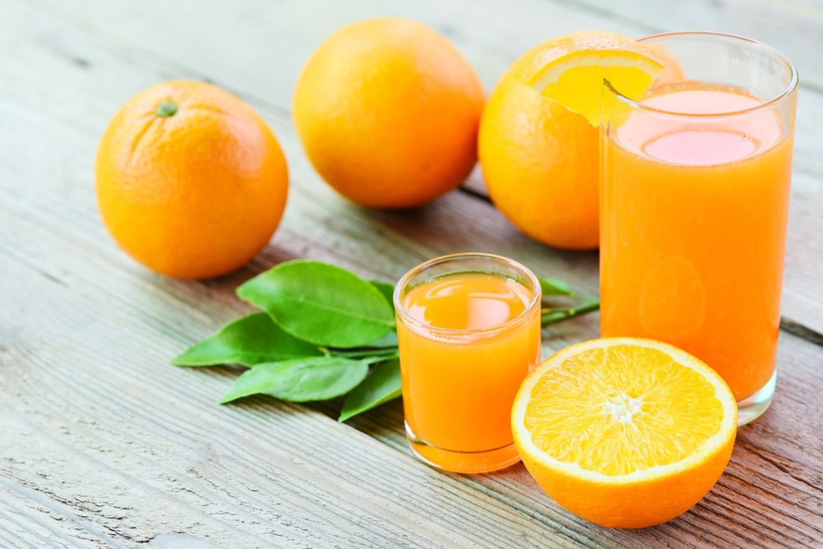 jus jeruk, Jus jeruk, Manfaat jus jeruk, Jus Jeruk, manfaat jus jeruk, Apakah Jus Jeruk Sehat? Ini 6 Manfaat Jus Jeruk Menurut Ahli Gizi, Apakah jus jeruk sehat?, 6 Manfaat jus jeruk untuk kesehatan, Jus jeruk segar vs jus jeruk kemasan, Kekurangan jus jeruk, Cara terbaik menikmati jus jeruk