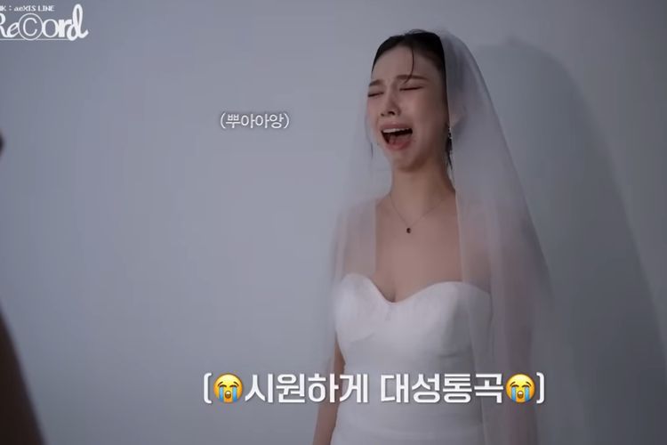aespa, Karina Aespa, Konser aespa, synk aexis line, member aespa, 7 Style Karina aespa Saat Syuting VCR Konser ‘SYNK: aeXIS LINE’, Kenakan Gaun Pengantin, 1. Gaun pengantin off-shoulder putih, 2. Lace ala pengantin, 3. Rambut updo, 4. Makeup natural, 5. Perhiasan minimalis, 6. Sarung tinju, 7. Pose humor
