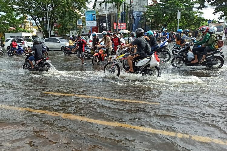 ganti oli, water hammer, Perlukah Ganti Oli Motor Setelah Terjang Banjir? Ini Kata Ahli