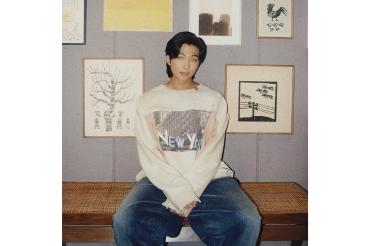 RM BTS, Kim Nam-joon, RM BTS selesai wamil, RM BTS Bebas Wamil, Nama Asli RM BTS, style RM BTS, outfit RM BTS, 5 Outfit RM BTS yang Bisa Jadi Inspirasi, Nyaman dan Stylish, 1. All-black streetwear look, 2. Smart casual museum date, 3. Artistic casual vibe, 4. Effortless street style, 5. Formal dan stylish