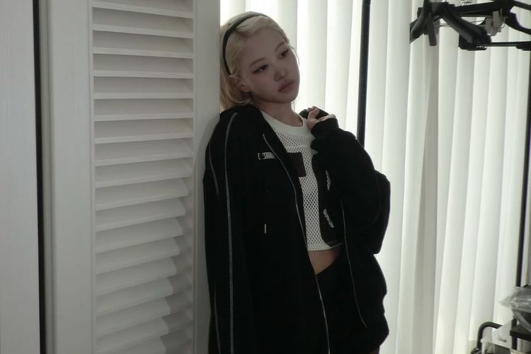 Rose, Rosé BLACKPINK, apt rose bruno mars, rose, grammy 2026, grammy 2026 nominations, nominasi grammy 2026, gaya rose blackpink, Rose BLACKPINK Borong 3 Nominasi Grammy 2026, Intip 5 Gayanya yang Trendi, 1. Gaya edgy dengan oversized jacket, 2. Feminim tapi kasual, 3. Pakai tanktop bendera Amerika Serikat, 4. Gaya bold dengan serba hitam, 5. Busana santai tapi tetap chic