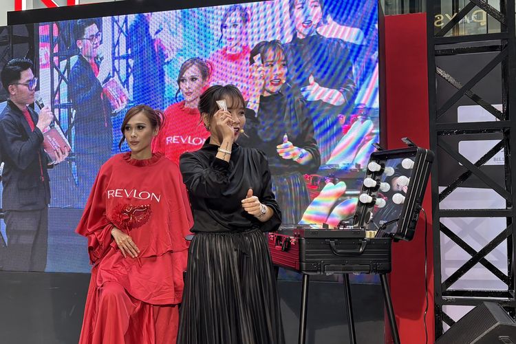 Makeup, cuaca panas, makeup, makeup dewy look, makeup agar tahan lama, makeup agar mata terlihat besar, cara makeup tahan lama, cara makeup agar tahan lama, makeup cuaca panas, makeup segar, Tips Makeup agar Terlihat Segar Meski Cuaca Panas dari Makeup Artist, 1. Awali dengan primer sebagai dasar, 2. Jangan lupa "kunci" dengan setting spray, 3. Jangan pakai blush on melewati garis hidung, 4. Trik agar mata terlihat lebih besar dan terbuka