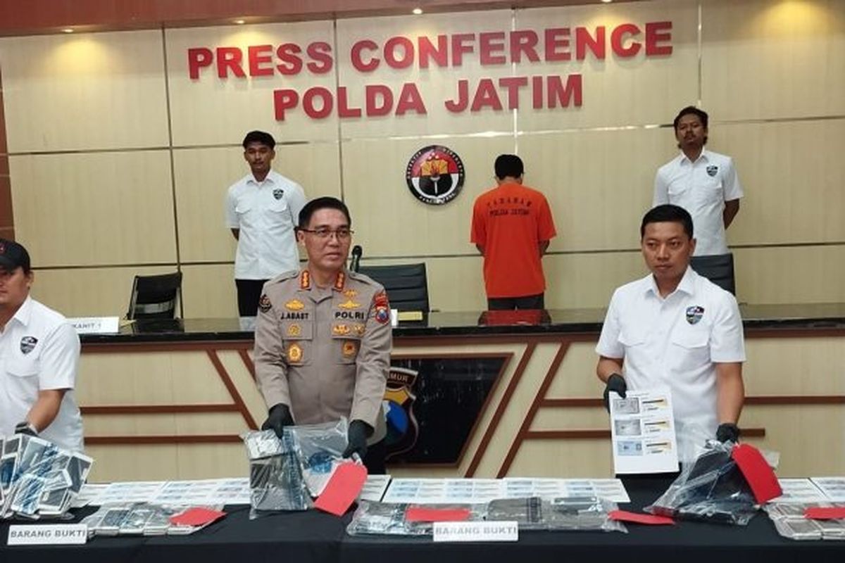 Nganjuk, data pribadi, Shopee affiliate, akun Shopee affiliate, Shopee Affiliate, Data Pribadi, shopee affiliate, tindak pidana ITE, akun Shopee Affiliate, 129 Warga Dicatut untuk Buat Akun Shopee Affiliate, Pelaku Janjikan Program Makan Gratis, Modus: Janji Makan Bergizi Gratis dan Pembuatan NPWP Fiktif, Jalankan 129 Akun Shopee Affiliate demi Keuntungan Pribadi, Polisi Sita Ratusan Barang Bukti, Jerat Hukum untuk Penyalahgunaan Data Pribadi