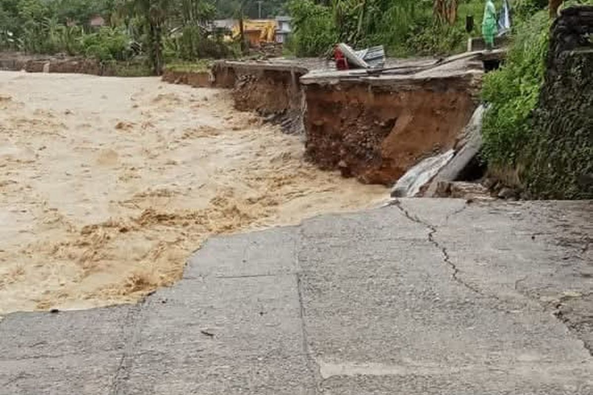Banjir Awal Januari Landa Padang, Air Setinggi Lebih dari Satu Meter Genangi Permukiman, Apa penyebab banjir merendam Dadok Tunggul Hitam?, Bagaimana proses evakuasi dilakukan?, Siapa saja warga yang dievakuasi?, Mengapa sebagian warga memilih bertahan?, Bagaimana kondisi banjir di wilayah lain Kota Padang?, Sungai mana saja yang meluap?