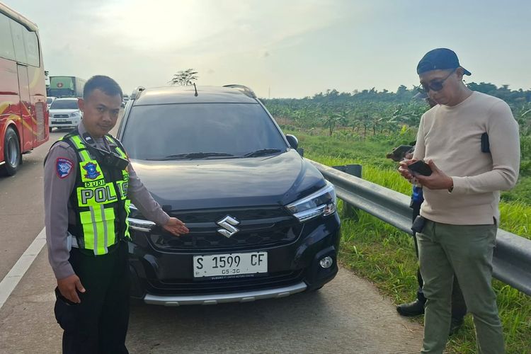 BERITA FOTO: Potret Bus PO Haryanto dan 5 Mobil Rusak Usai Tabrakan Beruntun di Tol Batang