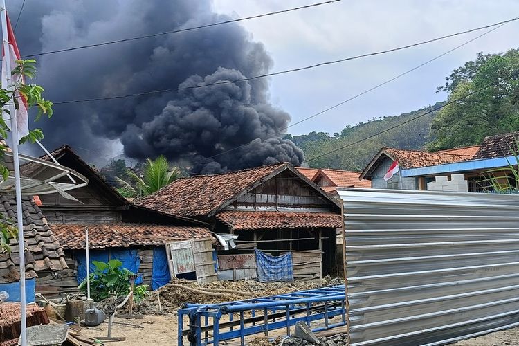 Blora, sumur minyak, Sumur minyak di Blora dipasang garis polisi, Sumur minyak di Blora, sumur minyak blora terbakar, sumur minyak blora, Detik-detik Kebakaran Sumur Minyak Blora, Warga Panik Selamatkan Diri dan Ternak, Kesaksian Warga yang Selamat, Panik dan Mengungsi, Kronologi Ledakan, Respons Pemerintah Daerah