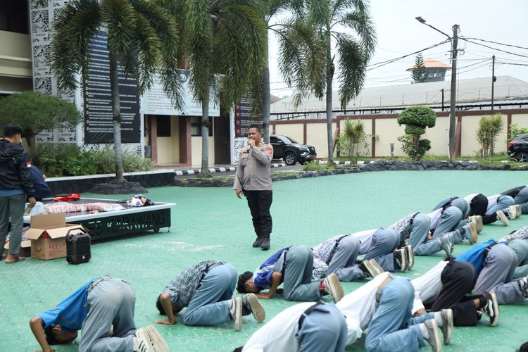 demo hari ini jakarta, berita demo hari ini, kondisi demo hari ini, Update Demo Hari Ini, kondisi demo hari ini di jakarta, cctv jakarta live, live demo 28 agustus 2025, live demo hari ini, Demo di DPR: 120 Pelajar Dihalau Polisi, Disdik DKI Ikut Turun Tangan