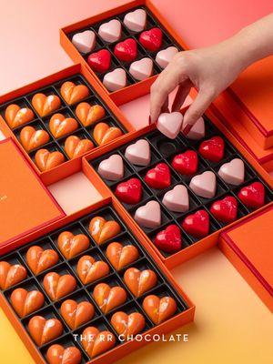 Bingung Pilih Kado Valentine? Ini 7 Rekomendasi Cokelat yang Bisa Dicoba, 1. Chocolate Monggo (Jogja, Indonesia), 2. Falala Chocolate (Bali), 3. Better Chocolate Than Never (Indonesia), 4. Nichoa Chocolate (Magelang, Indonesia), 5. Ovomaltine Crunchy Chocolate, 6. Royce’ (Jepang), 7. RR Chocolate (Indonesia)