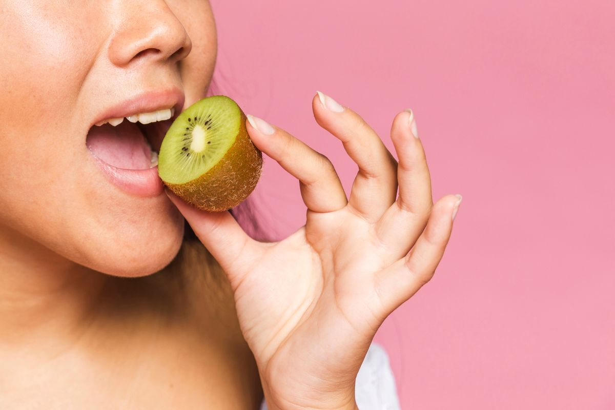 vitamin C, kadar vitamin C, produk perawatan, Rutin Konsumsi Vitamin C dari Buah Bikin Kulit Sehat, Studi ungkap manfaat vitamin C dari buah untuk kulit, Perubahan terjadi hingga tingkat sel kulit, Lebih efektif dari dalam dibandingkan krim?, Dokter kulit ingatkan hasilnya tidak instan, Tidak hanya kiwi, buah lain juga berpotensi sama