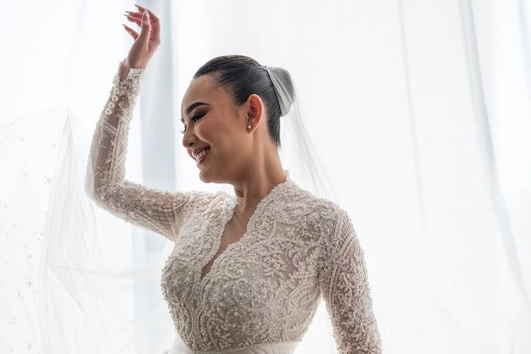 Amanda manopo dan kenny austin, amanda manopo menikah, kenny austin dan amanda manopo, pernikahan amanda manopo, pernikahan Amanda Manopo dan Kenny Austin, amanda manopo sudah menikah, kenny austin dan amanda manopo pacaran, 7 Style Pernikahan Amanda Manopo dan Kenny Austin, Serba Putih nan Romantis, 1.Gaun lace klasik rancangan Hiantjen, 3. Tatanan rambut sleek bun oleh Arnold Dominggus, 4. Makeup nuansa soft glam oleh Bennu Sorumba, 5. Kenny tampil gagah dalam setelan putih, 6. Nail art minimalis bernuansa natural, 7. Perhiasan