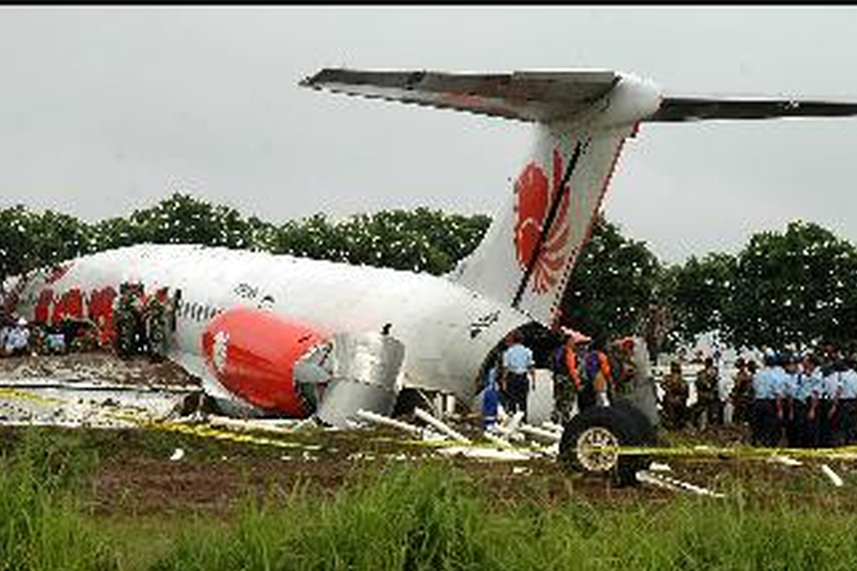 kecelakaan pesawat, kecelakaan Lion Air, kecelakaan lion air 2004, pesawat lion air jt 538, kecelakaan lion air jt 538, kecelakaan pesawat lion air jt 538, Hari Ini dalam Sejarah: Lion Air Kecelakaan di Solo pada 2004, Badan Pesawat Terbelah dan Tabrak Makam