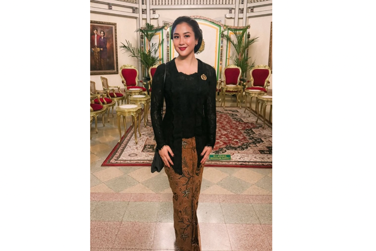 Malam 1 Suro, Pura Mangkunegaran, Kirab Malam 1 Suro, Sherina Munaf, Vicky Shu, Gusti Bhre, Adinia Wirasti, kirab malam 1 suro, gusti bhre, Malam 1 Suro 2025, kirab 1 suro, kirab pusaka malam 1 suro pura mangkunegaran, kirab mangkunegaran 2025, gaya busana kirab malam 1 suro, gusti sura, Gaya 5 Selebritas di Kirab Malam 1 Suro 2025, Sherina Pakai Jarik Wahyu Tumurun, 1. Sherina Munaf, 2. Vicky Shu, 3. Gusti Bhre, 4. Gusti Sura, 5. Adinia Wirasti