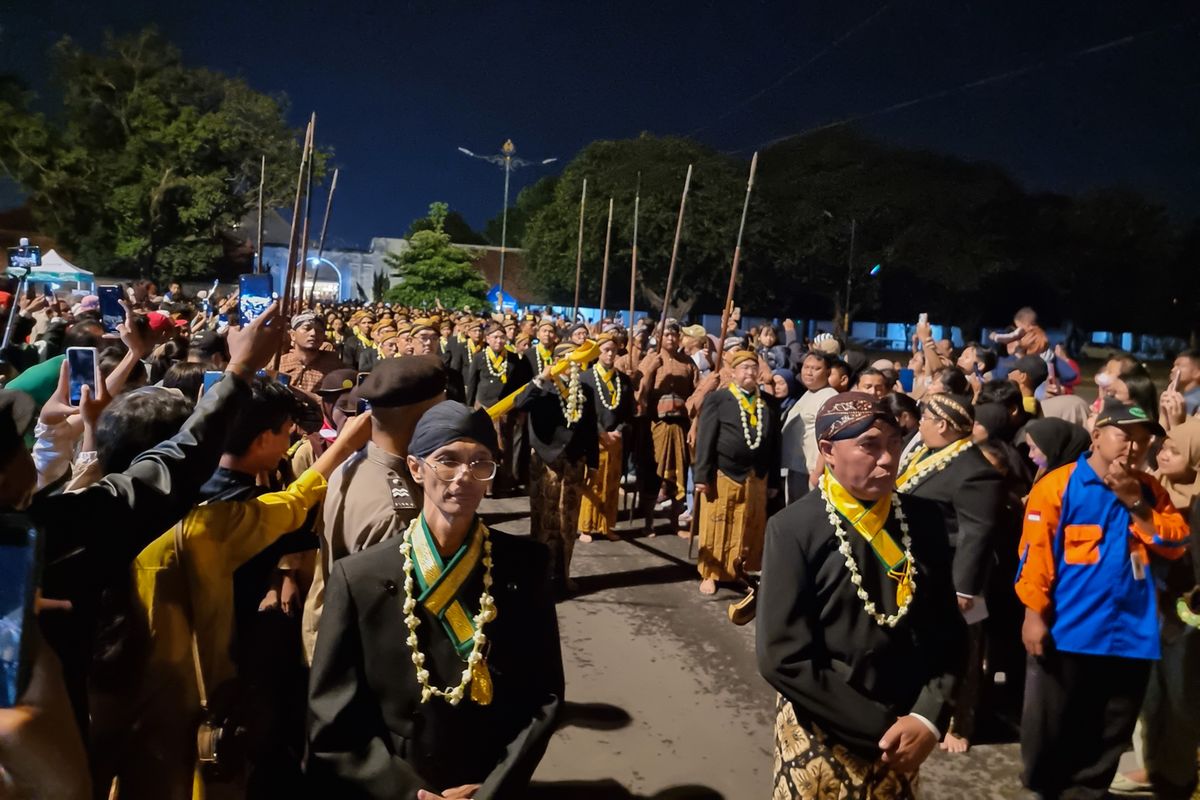 Laku Tapa Bisu, Kirab Pusaka Dalem Mangkunegaran, Laku Tapa Bisu, Tradisi Hening pada Kirab Pusaka Dalem Mangkunegaran, Apa Itu Laku Tapa Bisu?, Bagian penting dari Kirab Pusaka Dalem, Jadwal Kirab Pusaka Dalem Mangkunegaran 2026, Masyarakat bisa menyaksikan dari pinggir jalan, Aturan berpakaian dan etika selama Kirab Pusaka Dalem Mangkunegaran