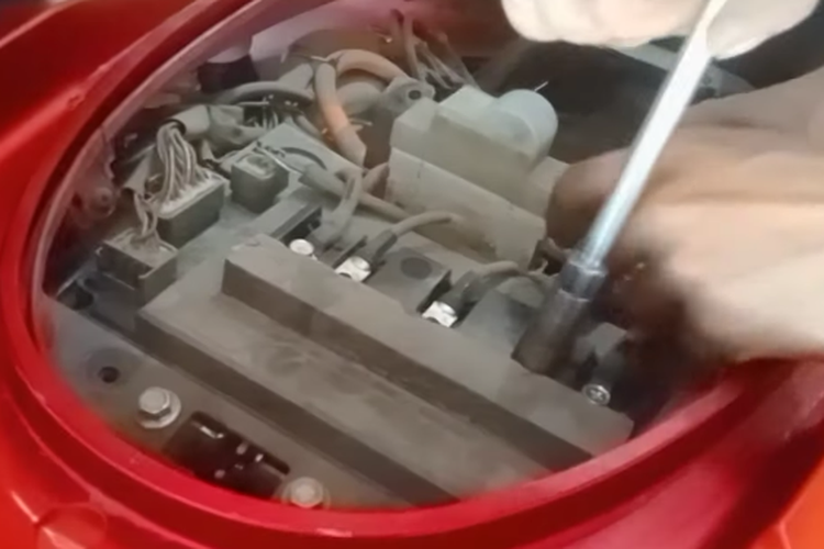 motor listrik, Bongkar pasang ban, Polytron Fox R, Tips Mudah Bongkar Ban Motor Listrik Polytron Fox R