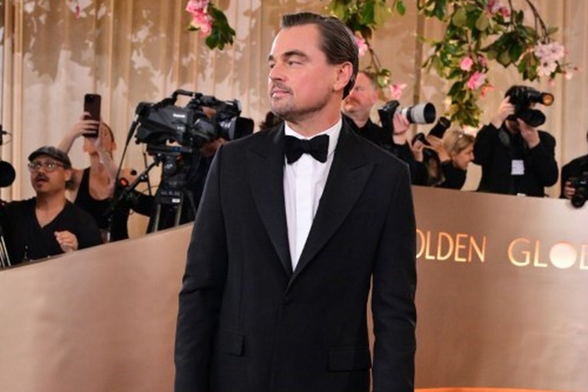 Golden Globes 2026, Leonardo DiCaprio, Golden Globe, Leonardo DiCaprio Tampil dalam Tuxedo Dior di Golden Globes 2026, Tuxedo klasik yang menjadi ciri khas, Langganan nominasi Golden Globes, Perbandingan dengan penampilan di tahun sebelumnya, Tuxedo sebagai representasi karakter