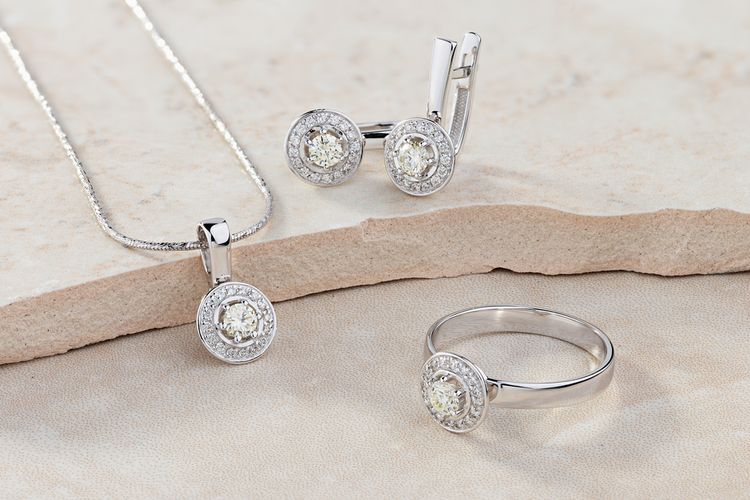 emas, perhiasan emas, harga emas, kadar emas, kalung, Catat, Ini Panduan Memilih Perhiasan di Tengah Kenaikan Harga Emas, 1.       Pilih desain perhiasan yang timeless, 2.       Perhatikan proporsi agar nyaman dipakai sehari-hari, 3.       Hindari detail yang terlalu rumit, 4.       Sesuaikan perhiasan dengan gaya pribadi