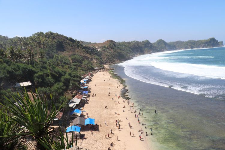 1. Jembatan Kaca Waduk Gajah Mungkur, 2. Telaga Claket, 3. Candi Muncar, 4. Bukit Dewa-Dewi, 5. Soko Langit, 6. Goa Resi, 7. Air Terjun Girimanik, 8. Bukit Cumbri, 9. Istana Parnaraya, 10. Pantai Nampu, 11. Pantai Klotok
