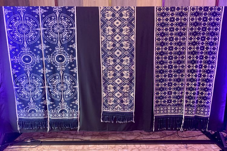 Rangkaian Bunga dan Budaya pada Wastra Nusantara, pameran wastra nusantara 2025, pameran wastra nusantara quoriena ginting, pameran di cikini 82, cerita quoriena ginting, 50 Koleksi Wastra Nusantara di Cikini 82, Ada Tenun Langka dari Bali