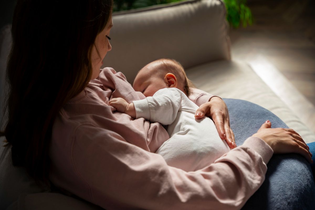 ibu menyusui, breastfeeding, ibu menyusui di tempat umum, ibu menyusui di ruang publik, persepsi ibu menyusui, ibu menyusui anak, menyusui di tempat umum, menyusui anak di tempat umum, 4 Persepsi Negatif Soal Ibu Menyusui di Tempat Umum, Gelisah hingga Harus Ditutup, 1. Merasa tidak nyaman, 2. Membuat gelisah, 3. Seharusnya menyusui di tempat khusus, 4. Boleh menyusui, tapi harus ditutup