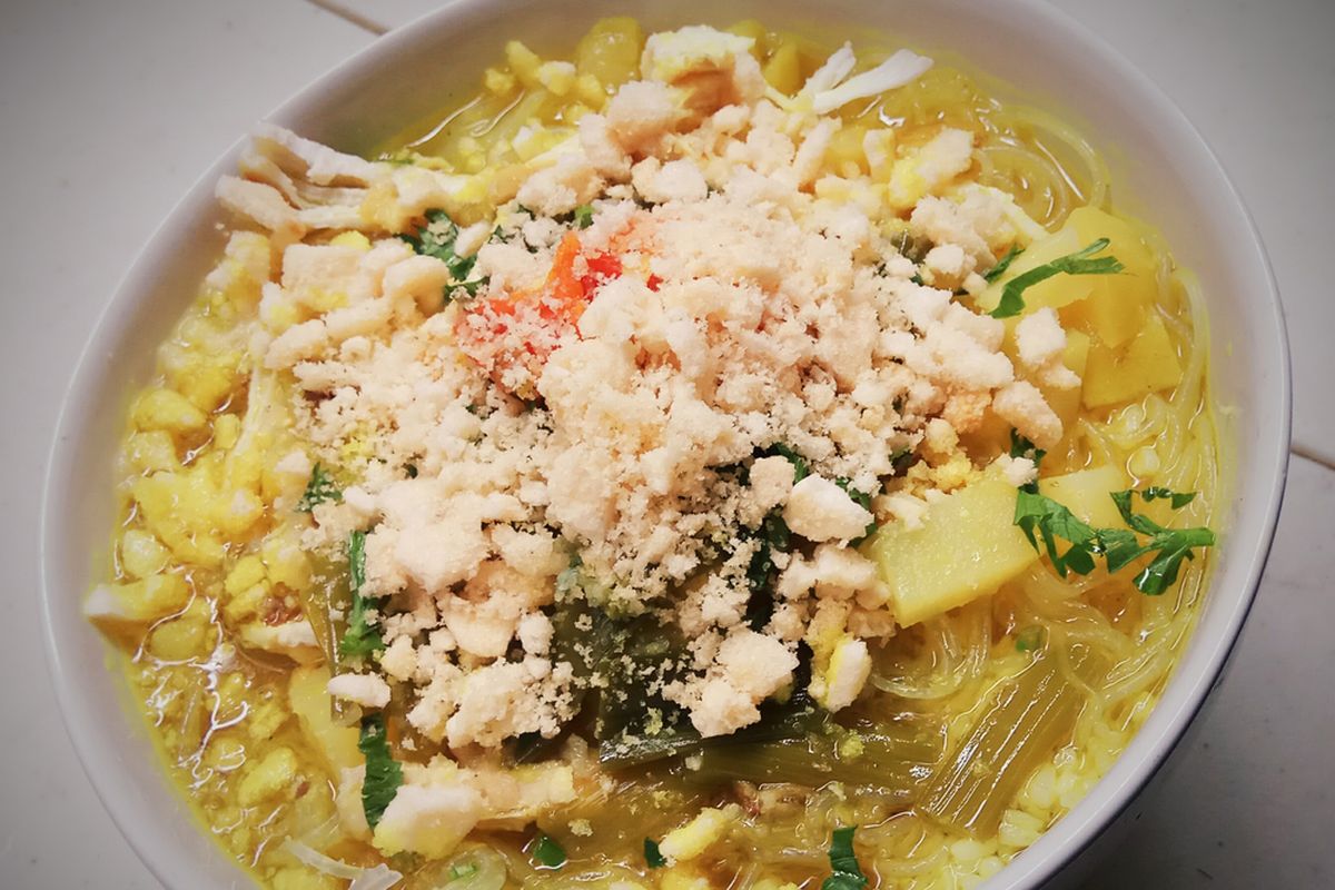 Soto Lamongan, soto Lamongan, koya soto, soto lamongan, koya terbuat dari, Rahasia Membuat Koya Soto yang Gurih dan Sedap ala Soto Lamongan, 1. Iris bawang putih, 2. Goreng bawang putih, 3. Haluskan dengan kerupuk udang, 4. Tambahkan garam, 5. Simpan dalam stoples kedap udara