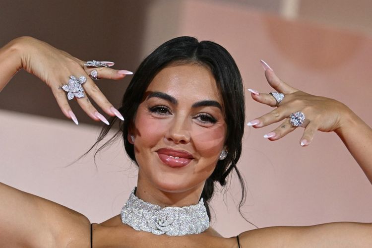 Cristiano Ronaldo, Emma Stone, Julia Roberts, Georgina Rodriguez, Tilda Swinton, perhiasan mewah, venice film festival 2025, festival film venesia 2025, chloe sevigny, 5 Gaya Perhiasan Mewah Artis di Venice Film Festival 2025, 1. Julia Roberts, 2. Georgina Rodriguez, 3. Emma Stone, 4. Chloe Sevigny, 5. Tilda Swinton