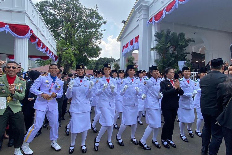 tabola bale, Tabola Bale lirik, tabola bale artinya, tabola bale lagu dari mana, tabola bale dinyanyikan di istana, Lagu Tabola Bale Bikin “Pecah” Suasana di Istana Merdeka, dari Prajurit, Menteri, hingga Presiden Dibuat Bergoyang, Lagu Tabola Bale Hadirkan Semangat Persatuan, Tabola Bale Menggoyang TikTok hingga Istana Negara, Keunikan Lagu Tabola Bale, Makna Lagu Tabola Bale, Tabola Bale (Kacau Balau)