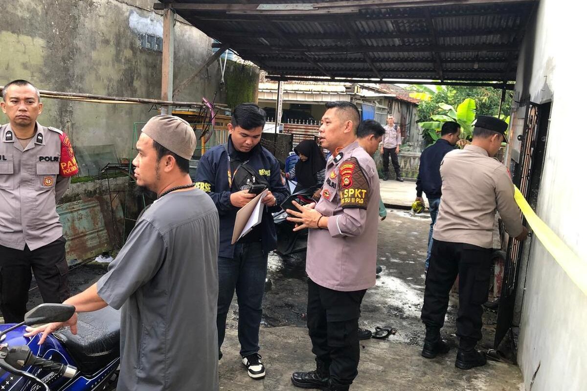 kebakaran, Palembang, Kronologi Kebakaran Rumah Bengkel di Palembang, Bocah 3 Tahun Tewas Terjebak Asap, 1. Terdengar Suara Ledakan Keras, 2. Upaya Pemadaman oleh Warga, 3. Korban Terjebak di Lantai Dua, 4. Kondisi Orang Tua Korban Kritis, 5. Dugaan Penyebab Kebakaran