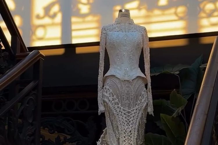 gaun pernikahan, Kevin Royano, rachquel nesia, pernikahan Rachquel dan Kevin, Busana pernikahan Rachquel Nesia, rachquel nesia menikah, rachquel nesia sudah menikah atau belum, kevin royano menikah, Rachquel Nesia dan Kevin Royano Pakai Sneakers di Resepsi Pernikahan