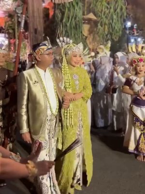 Maula Akbar Mulyadi, Putri Karlina, anak dedi mulyadi menikah, Maula Akbar Mulyadi menikah, Pernikahan anak Dedi Mulyadi, maula akbar anak dedy mulyadi, maula akbar mulyadi, anak dedy mulyadi menikah, anak dedy mulyadi nikahi wabup garut, anak dedi mulyadi, 7 Detail Outfit Maula Akbar Anak Dedi Mulyadi dan Putri Karlina, Nuansa Lime, 1. Siger modern bertabur kilau, 2. Untaian melati, 3. Kebaya lime full payet, 4. Beskap warna champagne, 5. Selop payet, 6. Totopong, 7. Makeup fresh
