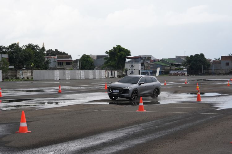 test drive, Lepas, Lepas L8, Lepas Indonesia, SUV hybrid, Coba Performa Lepas L8: Akselerasi, Handling, dan Suspensi