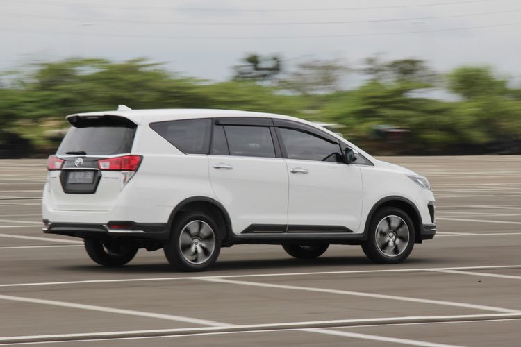 Kijang Innova, mobil bekas, mobil listrik, permintaan konsumen, Kijang Innova vs Mobil Listrik: Mana yang Lebih Baik?, Kijang Innova Tetap Stabil di Tengah Munculnya Mobil Listrik, Loyalitas Konsumen Innova Masih Kuat, Penurunan Harga Dipengaruhi Kondisi Pasar, Kenyamanan dan Kehandalan Menjadi Daya Tarik Utama