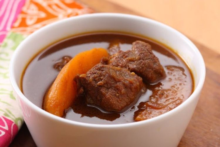 Ketupat, lauk, Ide 7 Makanan yang Bisa Jadi Lauk Pendamping Ketupat Saat Lebaran, 1. Opor ayam, 2. Rendang daging, 3. Sambal goreng ati, 4. Sayur labu siam, 5. Semur daging atau telur, 6. Serundeng kelapa, 7. Kerupuk udang atau emping
