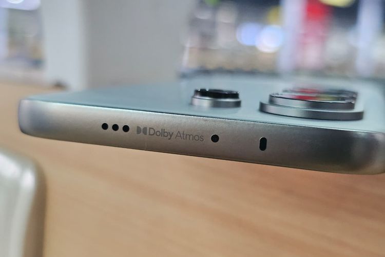 Tecno, Camon 50 Pro, Hands-on Tecno Camon 50 Pro 5G, HP Mid-range yang Enteng dan Elegan, Layar curved yang estetik dan sudut lengkung yang bikin nyaman, Melihat sisi-sisi lain, Layarnya juga "clean look", Spesifikasi Tecno Camon 50 Pro 5G, Harga Tecno Camon 50 Pro 5G di Indonesia