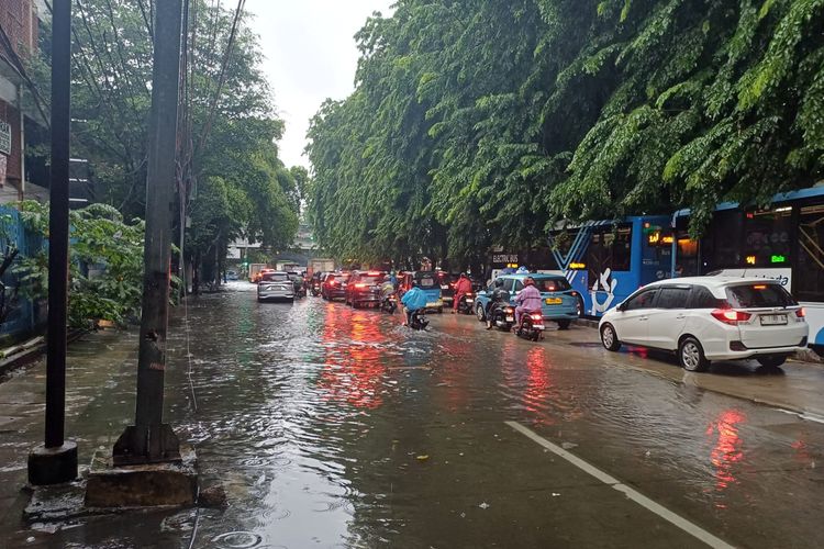 selokan, genangan air, banjir, Waspada Jalan Banjir, Ini Patokan Aman Agar Mobil Tak Masuk Selokan