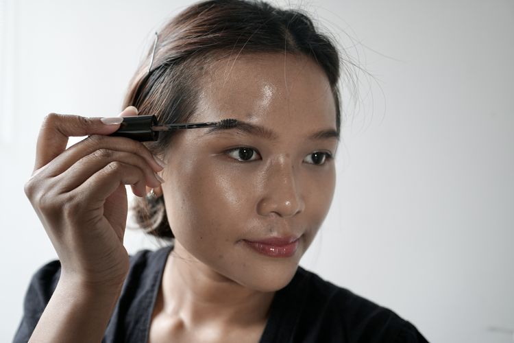 tutorial makeup, idul adha 2025, makeup tutorial, makeup tutorial step by step, makeup idul adha, tutorial makeup untuk idul adha, makeup tahan lama dan natural utnuk idul adha 2025, Tutorial Make Up Natural dan Tahan Lama untuk Idul Adha, 1. Mulai dengan persiapan kulit, 2. Gunakan primer untuk ketahanan tambahan, 3. Pilih alas bedak ringan dengan hasil glowing natural, 4. Concealer tipis di area gelap, 5. Bentuk alis secara natural, 6. Rias mata dengan warna netral, 7. Aplikasikan blush on dengan warna segar, 8. Set riasan dengan bedak tabur, 9. Tambahkan highlighter tipis, 10. Pakailah lip tint atau gloss, 11. Kunci dengan setting spray