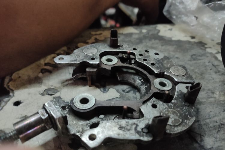 perbaikan alternator, Alternator mobil, tanda alternator bermasalah, bengkel alternator terpercaya, Kenali Tanda Alternator Mobil Bermasalah