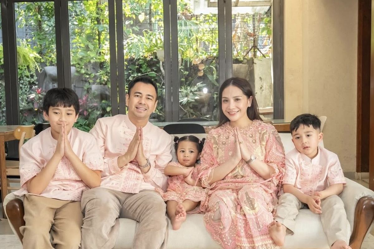 Raffi Ahmad, Nagita Slavina, Intip Outfit Lebaran Raffi Ahmad dan Nagita Slavina, Serasi Pakai Pink, Nuansa pink muda yang lembut dan elegan, Detail busana Nagita Slavina yang feminin, Gaya Raffi Ahmad dalam baju koko, Busana anak-anak yang menggemaskan