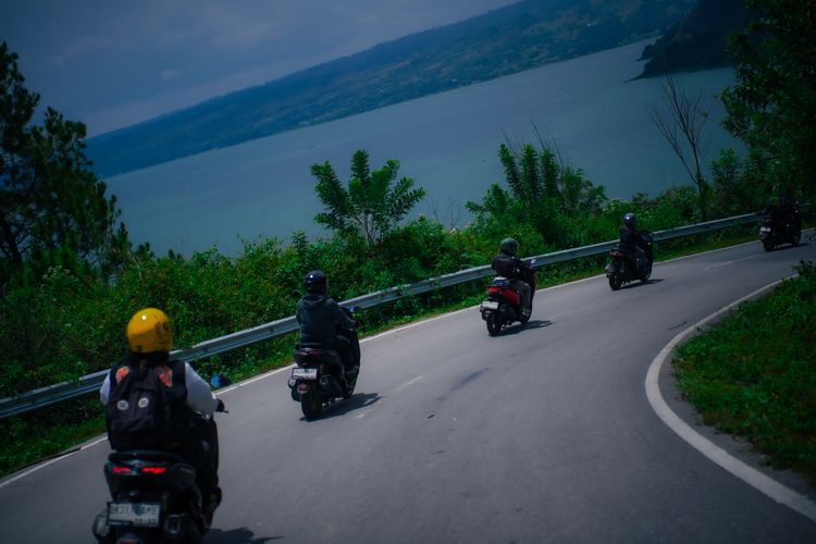 MAXI Tour Boemi Nusantara, Samosir, Toba, konsumsi BBM, NMAX, Yamaha NMAX Turbo, Uji Efisiensi Yamaha NMAX Turbo di Jalur Samosir, Bisa Tembus 42 Kpl, Hari Pertama: Menanjak ke Punggung Kaldera, Hari Kedua: Tanah Licin di Bukit Holbung, Hari Ketiga: Cruising Menuju Balige, Perbandingan dengan Metode Full to Full, Kesimpulan: Efisiensi di Tengah Performa