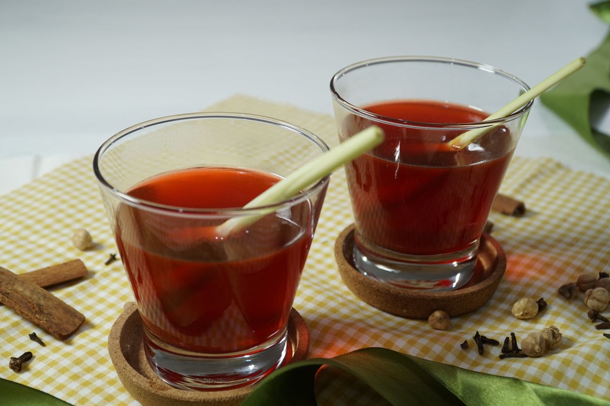 minuman tradisional, minuman, minuman hangat, resep minuman hangat, minuman hangat berbahan rempah, minuman hangat bisa mendinginkan tubuh, minuman tradisional hangat, 6 Resep Minuman Tradisional Indonesia untuk Menghangatkan Tubuh, dari Bir Pletok hingga Wedang Ronde, 1. Bir Pletok, 2. Jahe Secang, 3. Wedang Ronde, 4. Wedang Kuweni Nata de Coco, 5. Bajigur, 6. Sekoteng