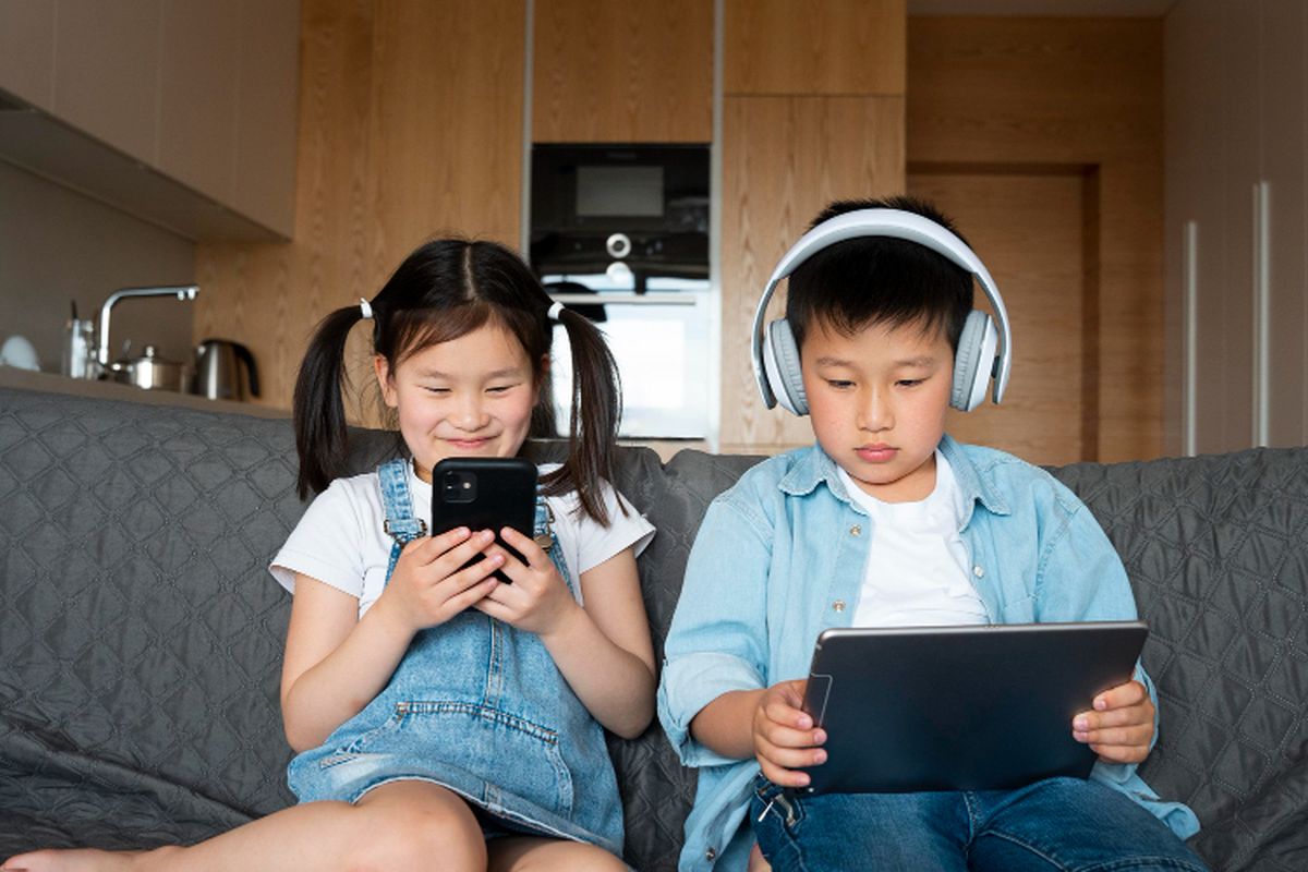 screen time, Mengapa Efek Screen Time pada Kemampuan Bahasa Anak Bisa Berbeda-beda, Tidak semua anak siap belajar dari layar, Screen time bersifat satu arah, tidak mengajarkan interaksi emosional, Dampak screen time berbeda pada setiap anak, Peran orangtua dalam mengelola screen time