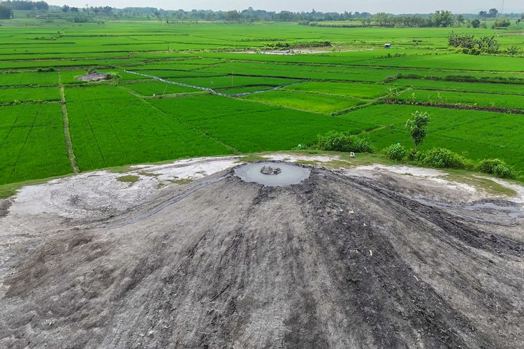 Bledug Kramesan, bledug kramesan, bledug kramesan adalah, bledug kramesan grobogan, Tips Berkunjung ke Bledug Kramesan di Grobogan, Jangan Datang Siang, 1. Datang saat cerah, 2. Pakai sandal, 3. Datang pagi atau sore, 4. Bawa minum, 5. Jangan melakukan vandalisme dan membuang sampah sembarangan, 6. Jangan terlalu dekat dengan kawah
