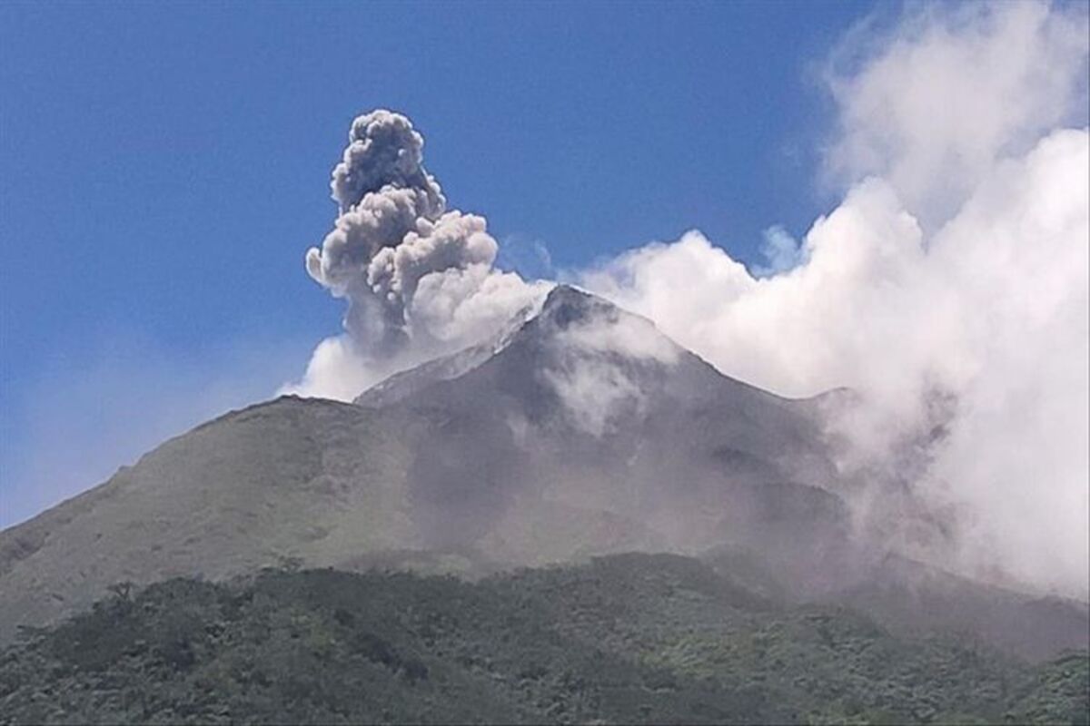 Gunung Karangetang, guguran lava, awan panas, Pulau Siau, Sulawesi Utara, gunung karangetang, sulut, zona bahaya, Gunung Karangetang Sulut Berstatus Waspada, Warga Siau Dilarang Masuk Zona Bahaya, Waspada Terhadap Guguran Lava dan Awan Panas, Pengingat Keamanan dan Zona Bahaya, Catatan Aktivitas Gunung Karangetang, Gunung Karangetang: Gunung Api Paling Aktif di Indonesia