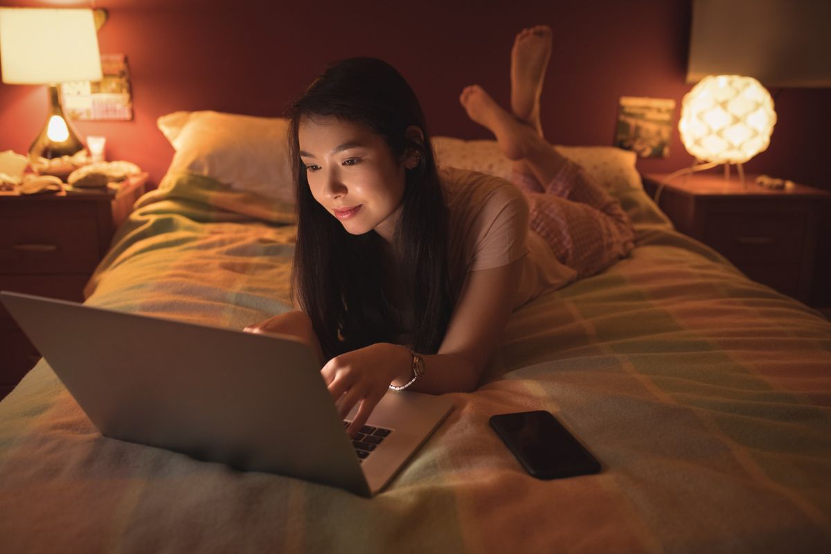 laptop, Baterai laptop, Tanpa Disadari, Ini 7 Hal yang Bikin Baterai Laptop Cepat Boros, Kebiasaan penggunaan yang mempercepat penurunan baterai, Penanganan charger yang asal-asalan, Sirkulasi udara yang terhambat, Jarang membersihkan kipas dan ventilasi, Perlakuan fisik yang ceroboh, Mengabaikan dampak jangka panjang pemakaian, Tidak memperlakukan laptop seperti aset jangka panjang