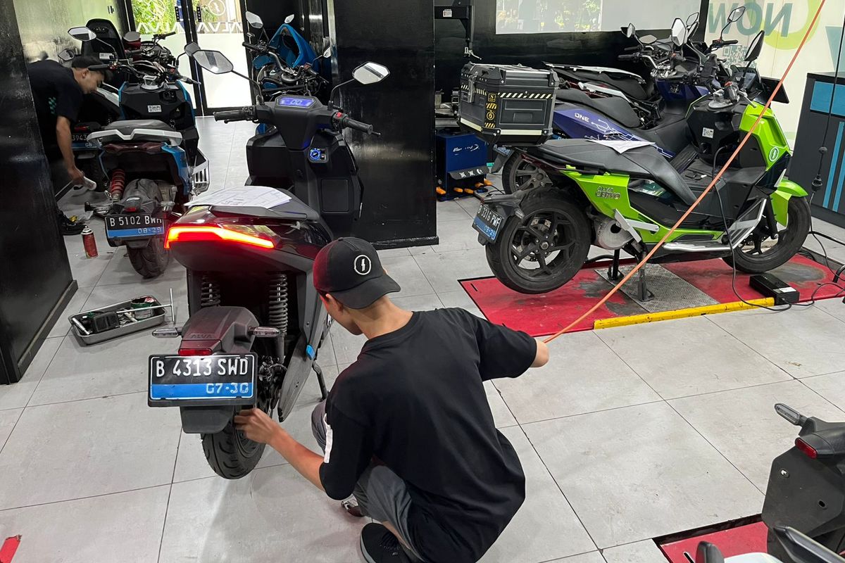 motor listrik, ban belakang, Alasan Melepas Ban Belakang Motor Listrik Tidak Bisa Asal