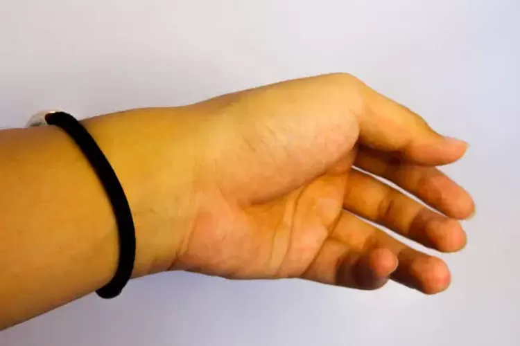 gelang hitam, gelang hitam di tangan kiri, Makna gelang hitam di tangan kiri, Makna Gelang Hitam di Tangan Kiri: Simbol dan Fakta yang Perlu Diketahui, Apa Arti Gelang Hitam di Tangan Kiri?, Makna Umum Gelang Hitam di Tangan Kiri, Arti Gelang Hitam di Tangan Kiri dalam Percintaan, Perbedaan Arti Gelang Hitam di Tangan Kiri dan Kanan, Gelang Hitam sebagai Aksesori Fashion, Mitos dan Fakta Seputar Gelang Hitam, FAQ Seputar Arti Gelang Hitam di Tangan Kiri