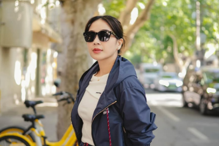 Nagita Slavina, outfit Nagita Slavina, tips mix and match outfit, busana nagita slavina, baju nagita slavina, tips nagita slavina, tips mix and match, 5 Tips Mix and Match Outfit ala Nagita Slavina, Cocok untuk Sehari-hari, 1. Andalkan atasan denim, 2. Tambahkan twist unik pada atasan polos, 3. Bermain dengan warna merah, 4. Jangan lupakan outer, 5. Percaya pada kekuatan kemeja putih, 6. Kaos putih yang simpel
