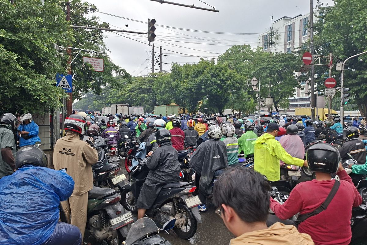 kepadatan lalu lintas, Hujan Deras, Sejumlah Ruas Jalan di Jakarta Alami Kemacetan Parah