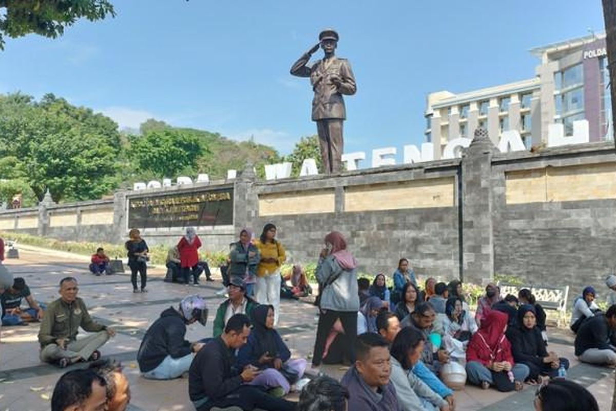 demo, Semarang, Polda Jateng, aksi massa, aksi massa anarkis, Polda Jawa Tengah, Melihat Raut Cemas Orang Tua di Depan Mapolda Jateng, Datang Sejak Subuh Demi Bisa Jemput Anak