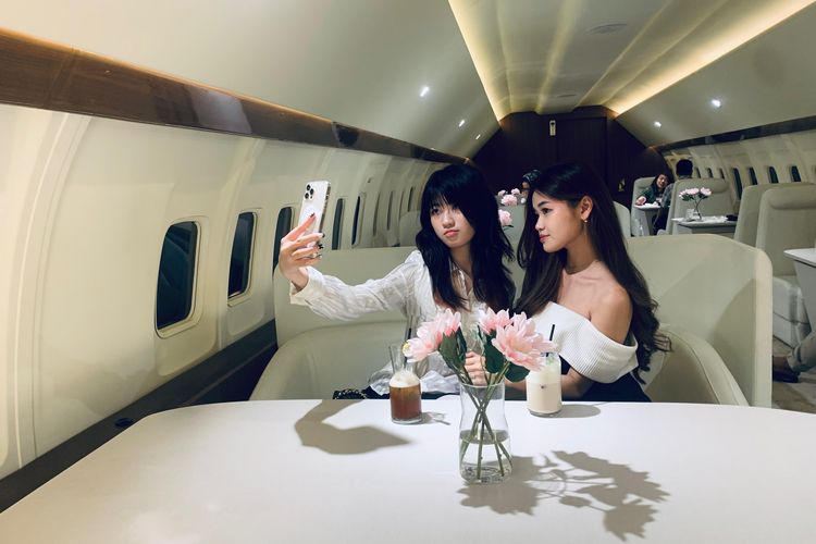 Tunjungan Surabaya, pesawat, cafe, libur Lebaran, tunjungan surabaya, Sensasi Bersantai di Kabin Pesawat Boeing, pengalaman Unik Saat Libur Lebaran di Surabaya, Dari coffee &amp; pastry menuju konsep resto and bar, Bersantai dalam kabin boeing 737-300, Tempat nongkrong baru favorit berbagai kalangan, Inspirasi dari dunia aviasi